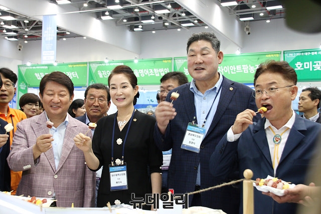 ▲ 권영진 대구시장과 배지숙 대구시의회 의장, 장경식 경북도의회 의장과 이철우 경북도지사가 사회적기업 부스를 방문해 맛보고 있다.ⓒ뉴데일리