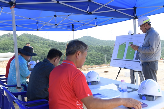 ▲ 유소년 축구장 조성사업 현장점검에 나선 이희진 영덕군수가 현장 감독으로부터 설명을 듣고 있다.ⓒ영덕군