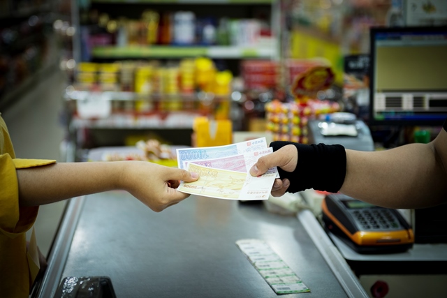 ▲ 소비자들이 '영덕사랑상품권'으로 결재를 하고 있다.ⓒ영덕군