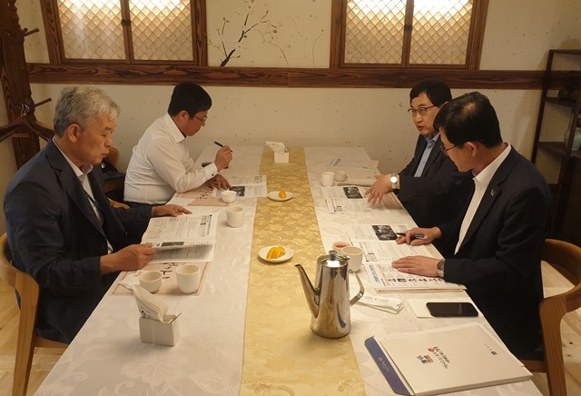 ▲ 16일 상경한 주낙영(오른쪽 안쪽)시장이 기재부 안도걸 국가예산총괄심의관과 면담을 하고 있다.ⓒ경주시