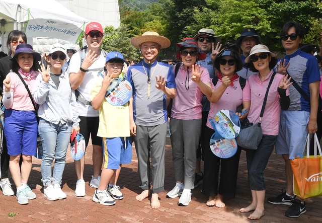 ▲ 이철우 경북도지사(중간)가 2019 오감만족 맨발 페스티벌에서 관광객들과 기념촬영을 하고 있다.ⓒ경북도