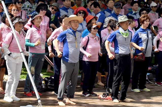 ▲ 2019 오감족 맨발 페스티벌에서 이철우 지사와 관광객이 트래킹 출발 전 몸을 풀고 있다.ⓒ경북도