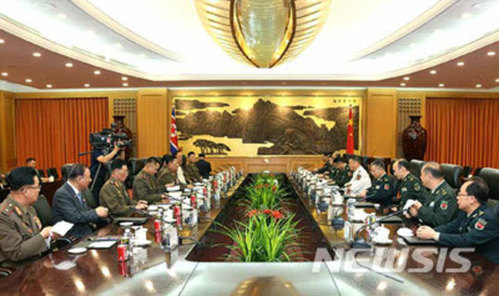 ▲ 북한 노동신문이 보도한 김수길 총정치국장과 먀오화 중앙군사위 정치공작부 주임의 16일 회담 모습ⓒ뉴시스.