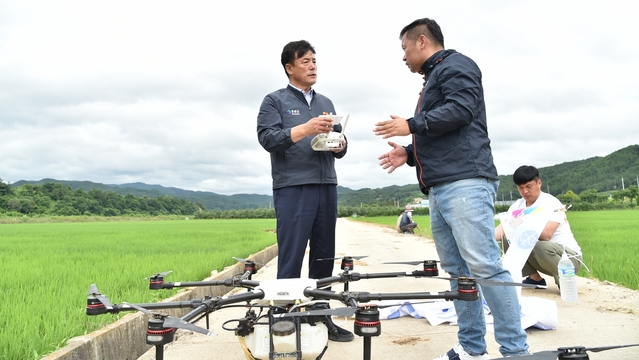 ▲ 청송군농업기술센터가 과학기술을 기반으로 미래농업 을 선도하고 있다. 사진은 윤경희 청송군수가 참가한 가운데 열린 벼 병해충 드론방제 장면.ⓒ청송군