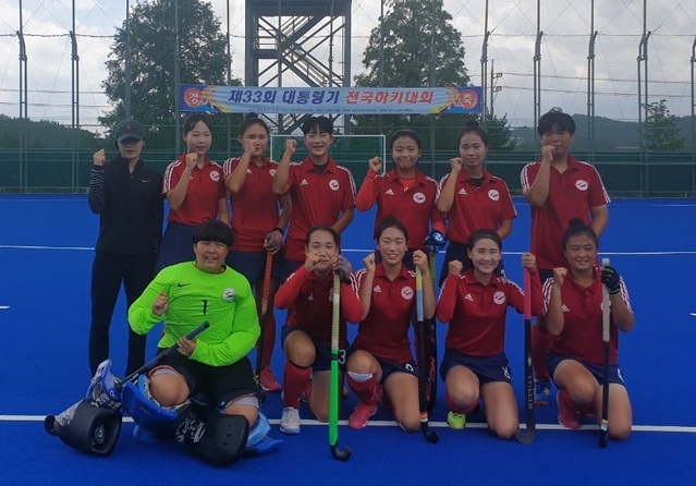 ▲ 대전국제통상고 하키팀이 제33회 대통령기 전국하키대회에서 은메달을 확보했다. 선수들이 대회 시상식 후 기념촬영을 하고 있다.ⓒ대전시체육회