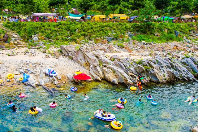 ▲ 소선암오토캠핑장 맞은편 선암계곡에서 물놀이를 즐기고 있는 피서객들 모습.ⓒ단양군