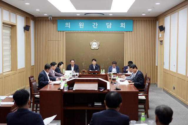 ▲ 예천군의회는 지난 16일 특위 회의실에서 8월 정기 의원간담회를 갖고 임시회 의사 일정을 확정했다.ⓒ예천군의회
