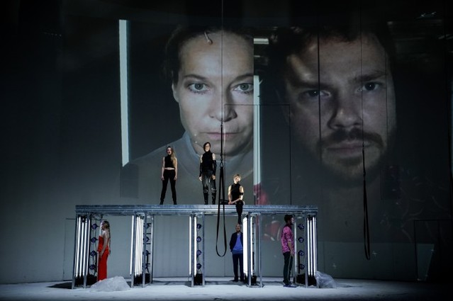 ▲ 도이체스 테아터의 연극 '렛 뎀 잇 머니' 공연 장면.ⓒLG아트센터