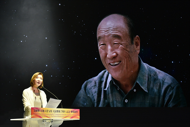 ▲ 문선진 세계평화통일가정연합 세계회장이 성화사를 읊고 있다.ⓒ세계평화통일가정연합