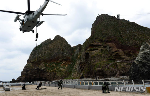 ▲ 2013년 10월 실시했던 독도방어훈련 모습. 당시 사상 처음으로 해군 특수전 여단 대원들이 참여했다. 사진은 해군 특수전 여단 대원들이 헬기강습하는 모습. ⓒ뉴시스. 무단전재 및 재배포 금지.