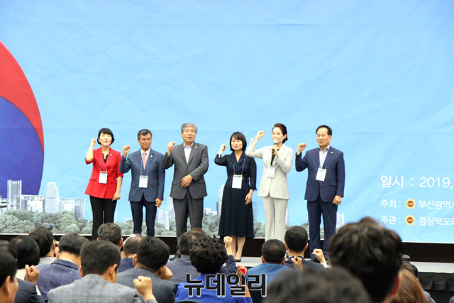 ▲ 배지숙 대구시의회 의장(사진 오른쪽에서 두번째)이 화이팅을 외치고 있다.ⓒ뉴데일리