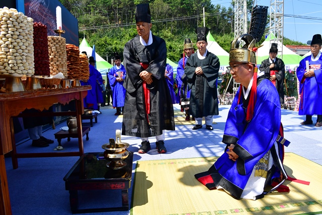 ▲ 노기경 본부장이 아헌관으로 직접 추향대제에 참석해 헌작을 하고 있다.ⓒ월성원전