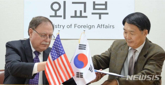 ▲ 지난 2월 제10차 한미 방위비분담금 특별협정 합의문에 가서명하는 티모시 베츠 미국 국무부 부차관보와 장원삼 외교부 협상대표. ⓒ뉴시스. 무단전재 및 재배포 금지.