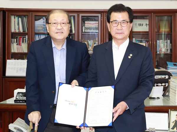 ▲ 충북도는 19일 도지사 집무실에서 이시종 지사와 ㈜아스트로제네시스 이희설 총괄책임기술자 등 관계자 10여명이 참석한 가운데 협약식을 가졌다.ⓒ충북도