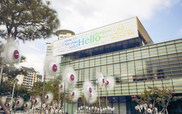 ▲ DGB대구은행 수성동 본점 서편 3층에 세계 18개국 인사말 대형 글판이 제작됐다.ⓒDGB