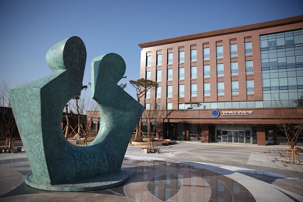 ▲ 청주대 캠퍼스 도서관 앞에 세워신 김원근, 김영근 설립자 상징물.ⓒ청주대