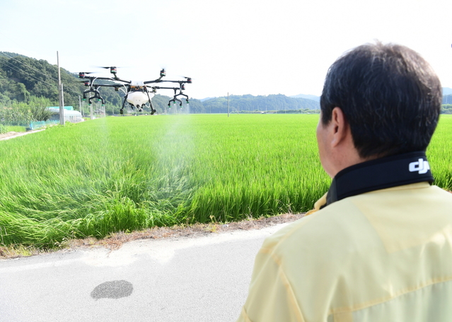 ▲ 김충섭 김천시장이 드론을 통한 병해충 공동방제를 시연해 보이고 있다.ⓒ김천시