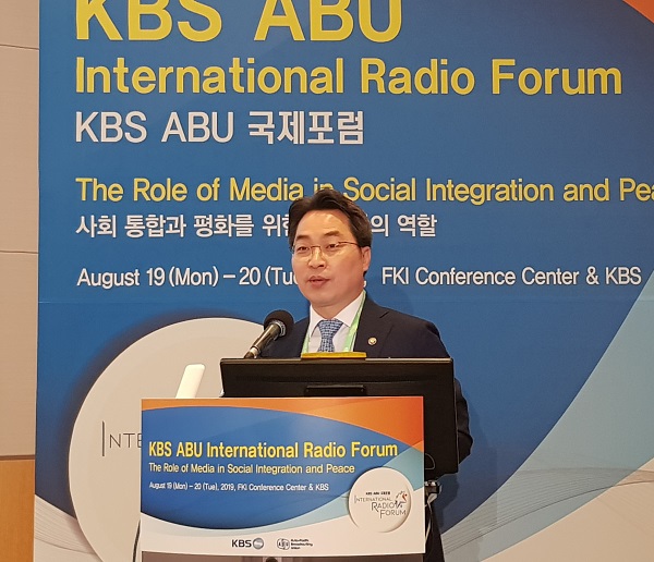 ▲ KBS·ABU 국제포럼에서 글로벌 상생·협력을 위한 미디어 정책을 발표하고 있는 고삼석 방통위원. ⓒ방송통신위원회