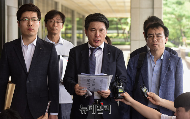 ▲ 주익종 낙성대경제연구소 연구위원 등  공동저자 6명은 이날 오전 11시 30분께 서울 서초구 서울중앙지검 현관 앞에서 기자회견을 열고 조 후보자를 모욕 혐의로 고소한다고 했다. ⓒ박성원 기자