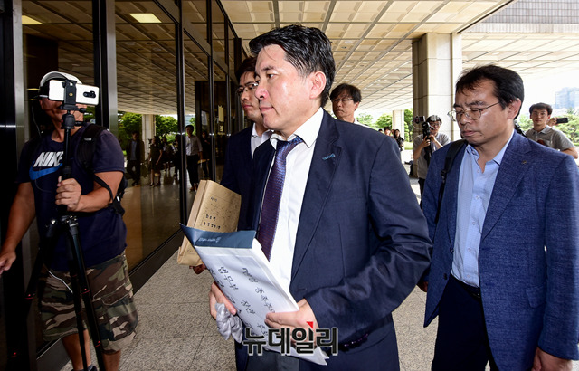 ▲  공동저자 6명은 조 후보자가 책을 읽지도 않고 신문사 칼럼을 인용해 비난했다고 지적했다. ⓒ박성원 기자