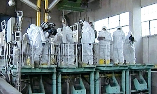 ▲ 2008년 2월 국제원자력에너지기구(IAEA) 관계자들이 영변 핵시설 불능화 준비를 위해 작업하는 모습. ⓒ연합뉴스 AP. 무단전재 및 재배포 금지.
