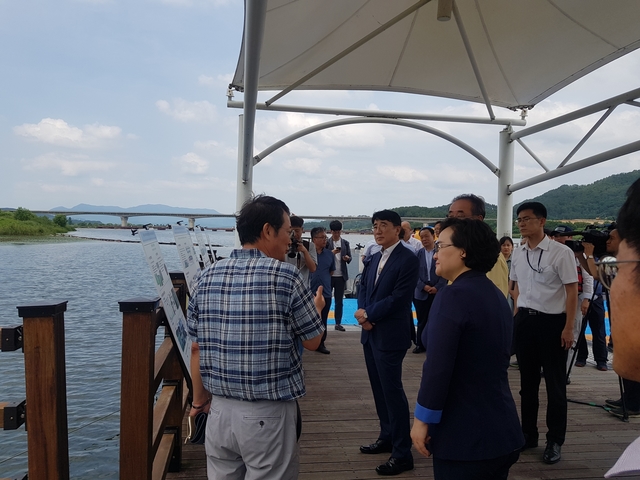 ▲ 문미옥 과학기술정보통신부 제1차관이 20일 구미 비산동 일대의 낙동강 실증지역 현장을 답사했다.ⓒ경북도