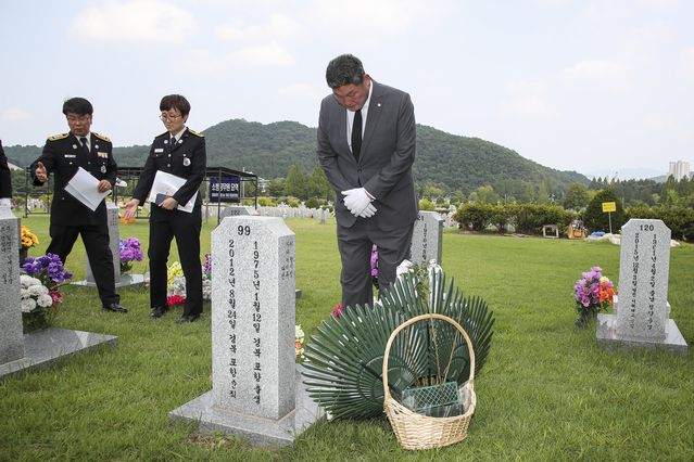 ▲ 장경식 경북도의회 의장은 20일 국립대전현충원에서 2012년 순직한 경상북도 서명갑 소방장의 묘역을 찾아 참배했다.ⓒ경북도의회