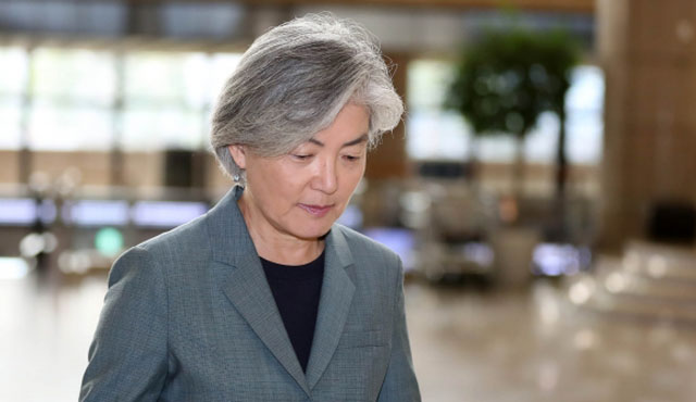 ▲ 20일 오전 김포공항을 통해 중국 베이징으로 출국하는 강경화 외교장관. ⓒ뉴시스. 무단전재 및 재배포 금지.