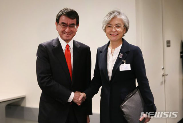 ▲ 2018년 9월 고노 다로 일본 외무장관과 강경화 외교장관이 활짝 웃으며 악수하는 모습. ⓒ뉴시스. 무단전재 및 재배포 금지.