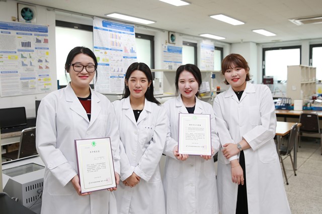 ▲ 최우수포스터상과 우수발표상을 받은 대구가톨릭대 의생명과학전공 학생들(왼쪽부터 한유정·장희지·서채령 학생).ⓒ대가대