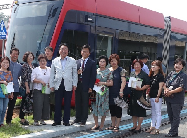 ▲ 충북 청주시는 20일 상당구 주민 30여 명을 초청, 오송시설장비사무소내 한국철도기술연구원에서 트램 체험을 했다.ⓒ청주시