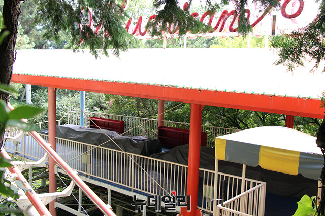 ▲ 지난 16일 오후 아르바이트생 A씨는 롤러코스터 마지막 칸과 뒷바퀴 사이에 서 있다 내리지 못한 채 출발 10m지점에서 레일 사이에 오른쪽 다리가 끼어 무릎 아래를 잃는 사고를 당했다.ⓒ뉴데일리