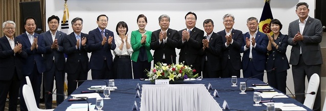 김종천 대전시의회 의장(왼쪽에서 3번째)이 20일 대전에서 열린 전국시도의장단협의회에서 신임 사무총장으로 선임됐다.ⓒ대전시의회