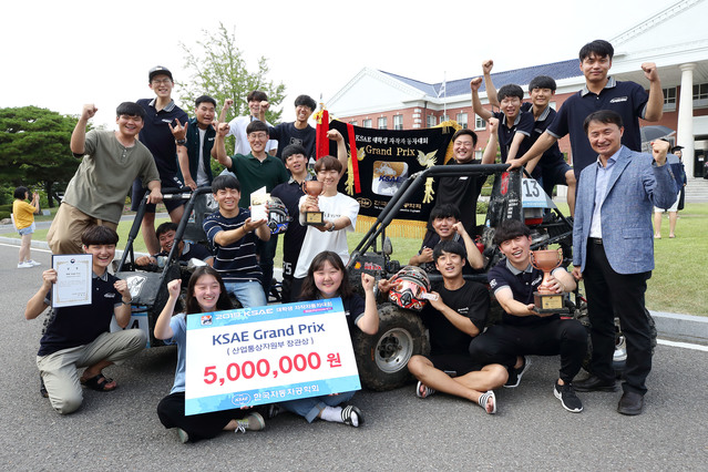 ▲ 계명대 '속도위반'팀이 '2019 KSAE 대학생 자작자동차해회'서 바하(Baja)부문에서 1위를 차지하며 종합우승인 그랑프리를 차지했다.ⓒ계명대