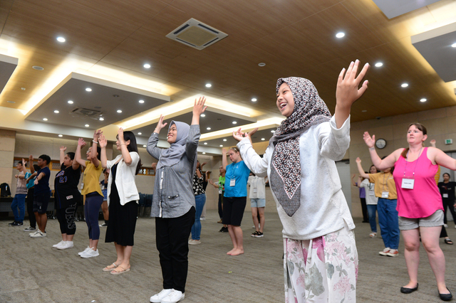 ▲ 글로벌리더양성 캠프에 참가한 세계 각국의 대학생들이 K-POP댄스를 배우고 있다.ⓒ대구보건대