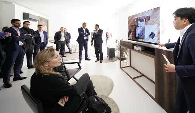 ▲ 유럽 거래선 관계자들이 2019년형 LG 올레드 TV를 살펴보고 있다. ⓒLG전자