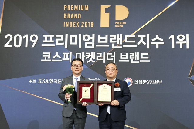 ▲ 대한민국 No.1 롯데렌터카가 ‘2019 프리미엄브랜드지수(KS-PBI)’에서 렌터카 부문 11년 연속 1위로 선정됐다. (왼쪽) 롯데렌탈 경영지원부문장 남승현 상무 (오른쪽) 한국표준협회 이상진 회장. ⓒ롯데렌탈