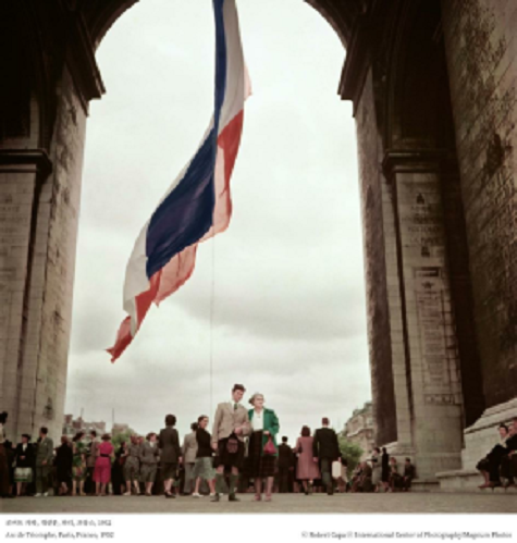 ▲ 로버트 카파, 개선문, 파리, 프랑스, 1952. ⓒ Robert Capa ⓒ International Center of Photography/Magnum Photos