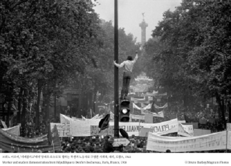 ▲ 브뤼노 바르베, '리퍼블리크'에서 '당페르-로슈로'로 향하는 학생과 노동자로 구성된 시위대, 파리, 프랑스, 1968. ⓒ Bruno Barbey/Magnum Photos