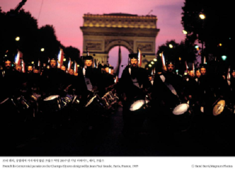 ▲ 르네 뷔리, 샹젤리제 거리에서 열린 프랑스 혁명 200주년 기념 퍼레이드, 파리, 프랑스. French bi-Centennial parade on the Champs Elysees designed by Jean Paul Goude, Paris, France, 1989. ⓒ René Burri/Magnum Photos