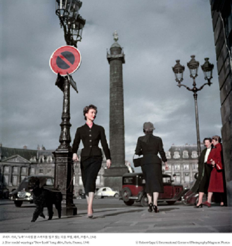 ▲ 로버트 카파, '뉴룩' 스타일 롱 스커트를 입고 있는 디올 모델, 파리, 프랑스, 1948. ⓒ Robert Capa ⓒ International Center of Photography/Magnum Photos