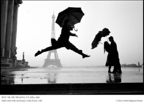 ▲ 엘리엇어윗, 에펠 타워 100주년, 파리, 프랑스, 1989. ⓒ Elliott Erwitt/Magnum Photos