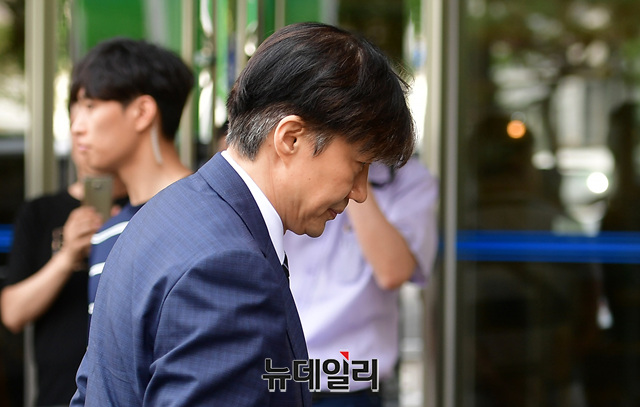 ▲ 조국 법무부 장관 후보자가 21일 오전 서울 종로구에 마련된 인사청문회 준비 사무실로 들어서고 있다. 조 후보자는 이날 