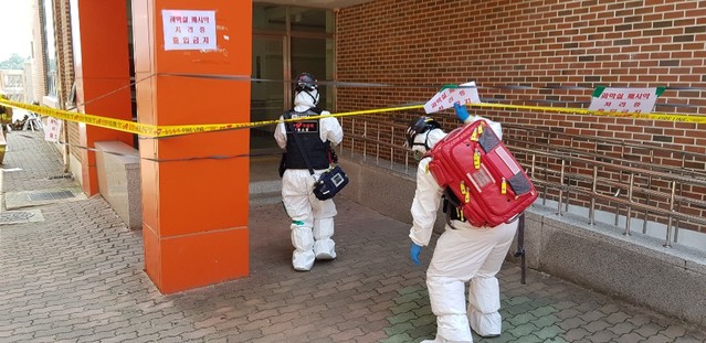 ▲ 21일 오전 11시27분께 예천 한 고등학교 과학실에서 유독성 화학물질인 포르말린 약 5ℓ가 누출됐다.ⓒ경북소방본부