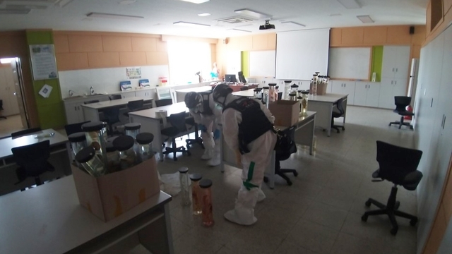 ▲ 경북소방본부 직원이 교실 바닥에 누출된 포르말린을 살펴보고 있다.ⓒ경북소방본부