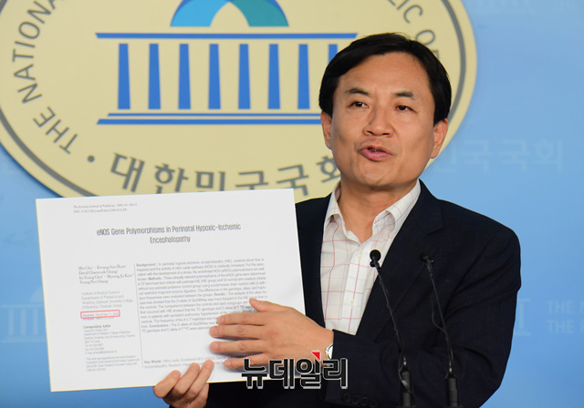 ▲ 김진태 자유한국당 의원이 21일 오전 국회 정론관에서 조국 법무부장관 후보자 딸 부정입학 의혹 관련 기자회견을 하고 있다. ⓒ이종현 기자