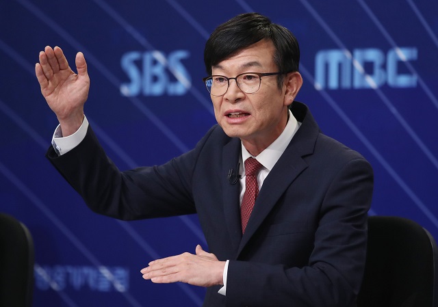 ▲ 김상조 청와대 정책실장이 21일 오전 서울 양천구 목동 한국방송회관에서 열린 한국방송기자클럽 초청 토론회에서 주요 현안 관련 질문에 답하고 있다. ⓒ뉴시스