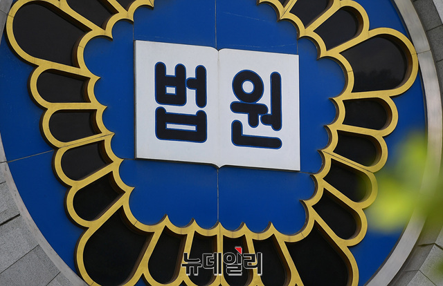 ▲ 정한근(54)씨가 21일 자신에 대한 두 번째 공판준비기일에서 ‘300억원대 횡령’ 혐의 중 일부 횡령 금액은 인정할 수 없다고 주장했다. ⓒ정상윤 기자