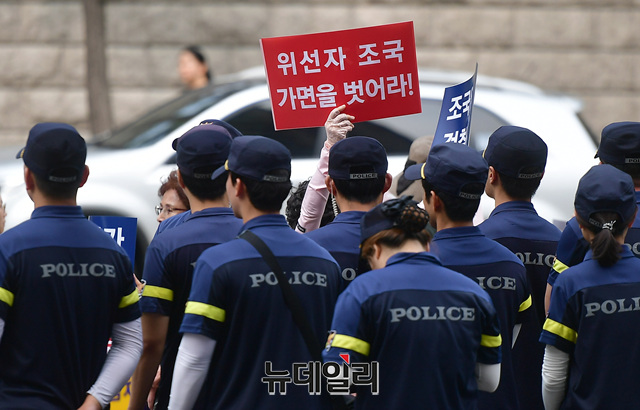 ▲ 자유연대를 비롯한 우파 시민단체 회원들이 21일 오전 조국 법무부 장관 후보자의 인사청문회 준비사무실 앞에서 조 후보자를 규탄하는 기자회견을 갖고 있다. ⓒ정상윤 기자