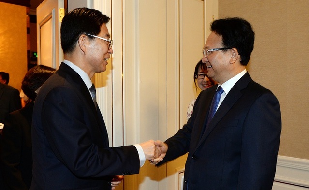 ▲ 양승조 충남도지사가 21일 중국 지린성에서 징쥔하이 성장과 악수를 하고 있다.ⓒ충남도